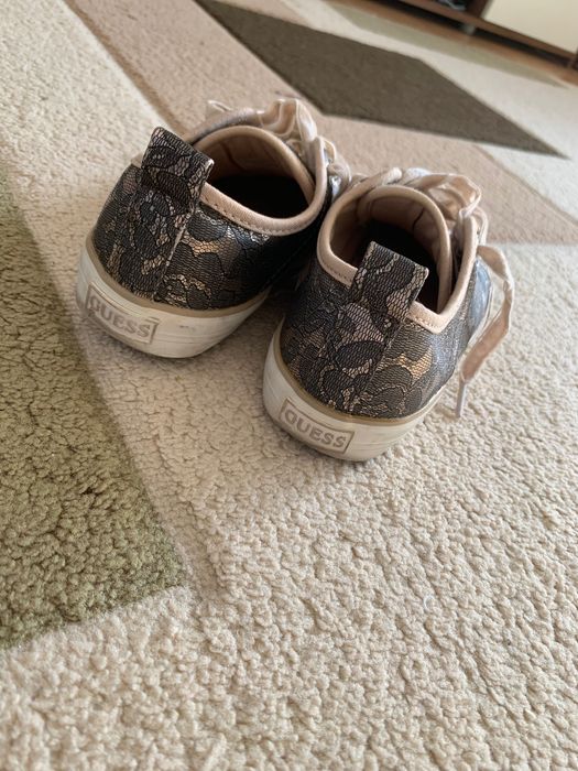 Tenesi guess cu imprimeu floral din dantelă