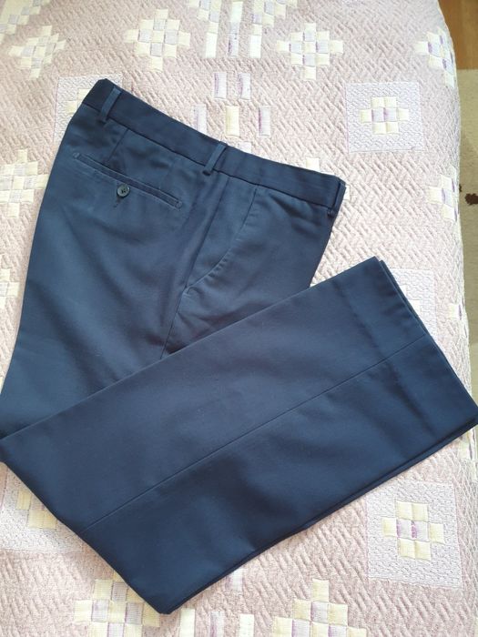 Продам школьные темно- синие  брюки на мальчика