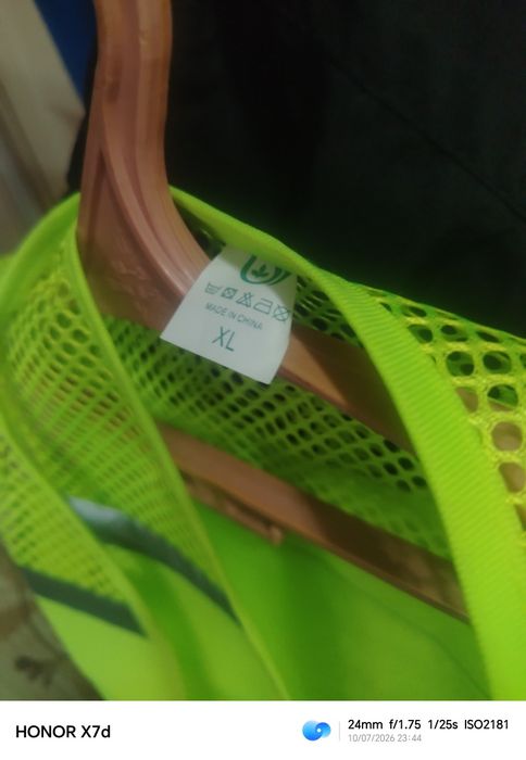 Продам  две жилетки
