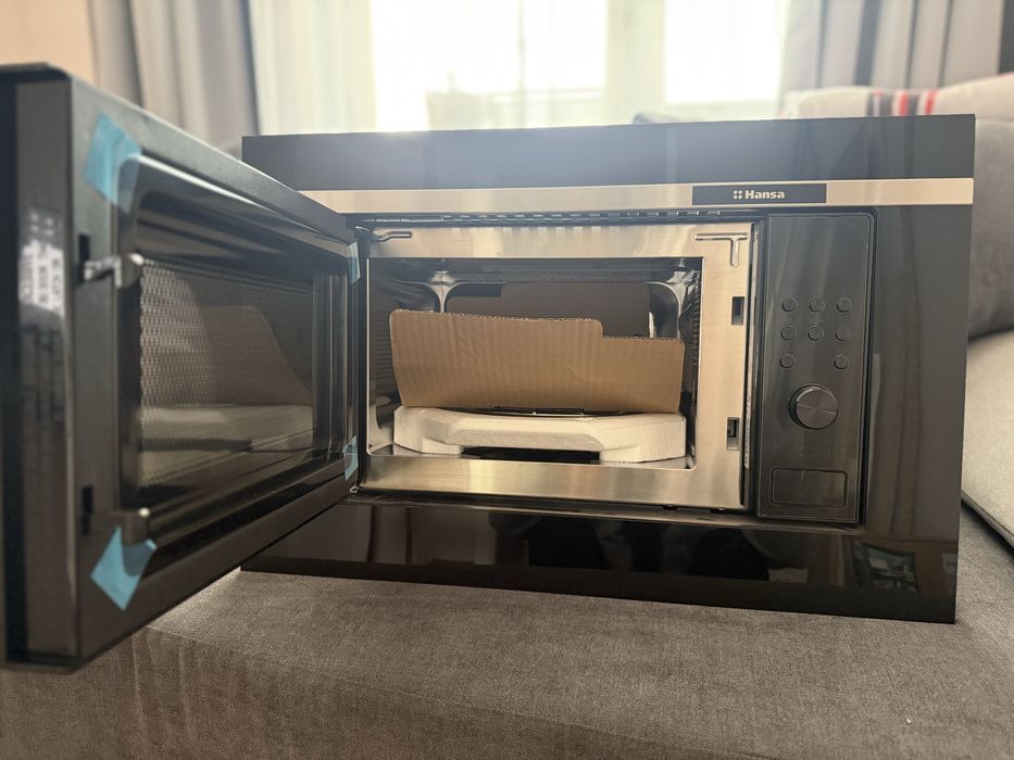 Микровълнова фурна за вграждане Hansa AMG20BFH, 20 л, 700 W Черна