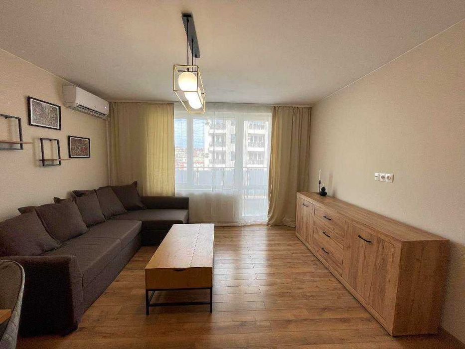 Двустаен обзаведен апартамент с две покрити паркоместа