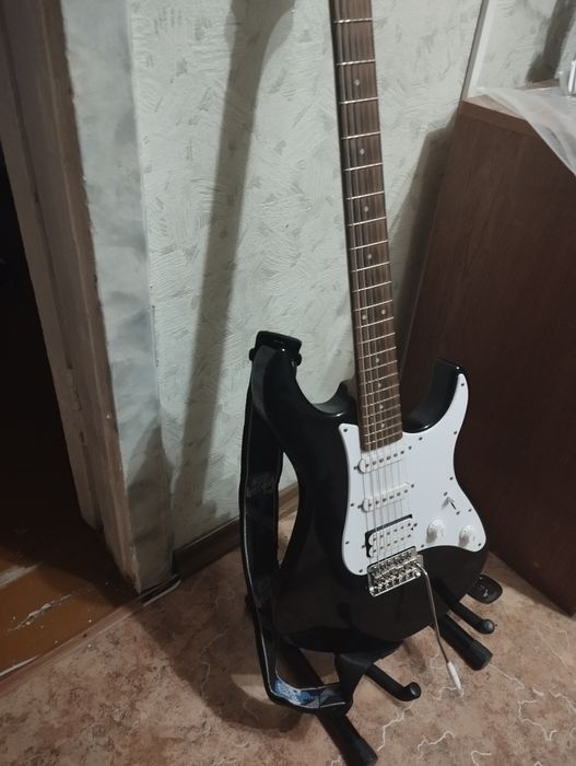 Yamaha Pacifica 012
