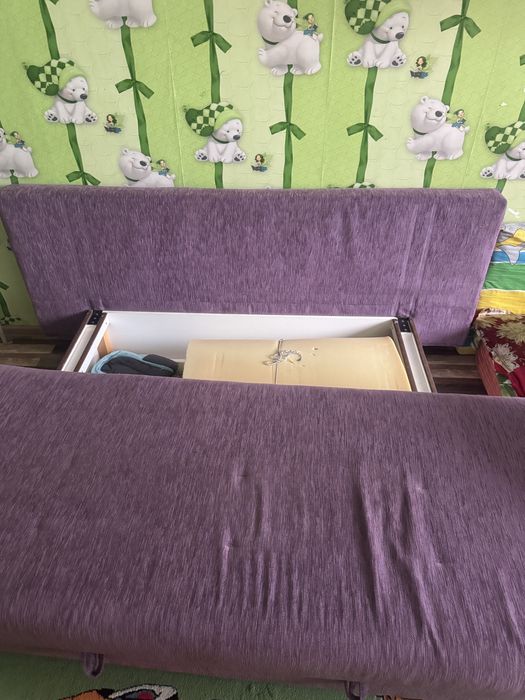 диван фиолетовый