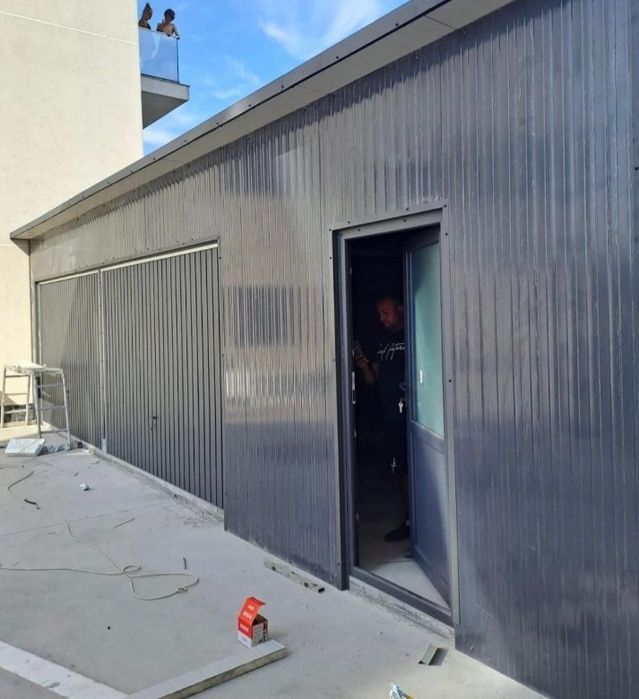 Garaje auto pe structura metalica învelite cu panouri Sandwich termoizolante