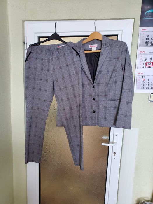 Продавам костюм на Карина размер 52