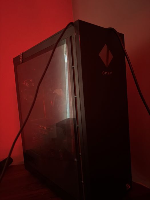 Продавам омен компютер с MSI монитор