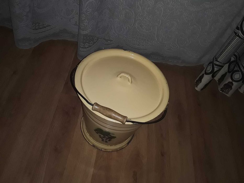 Ведро эмалированное с крышкой