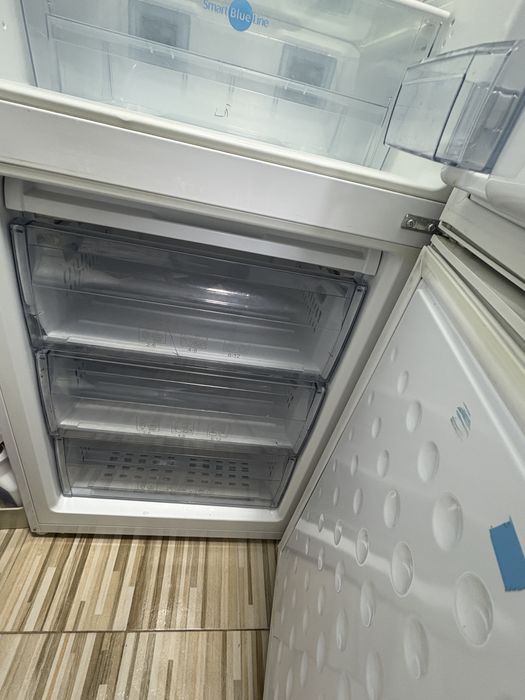 Combina frigorifica Beko, dispenser apa, inregistrate mesaje audio, A+