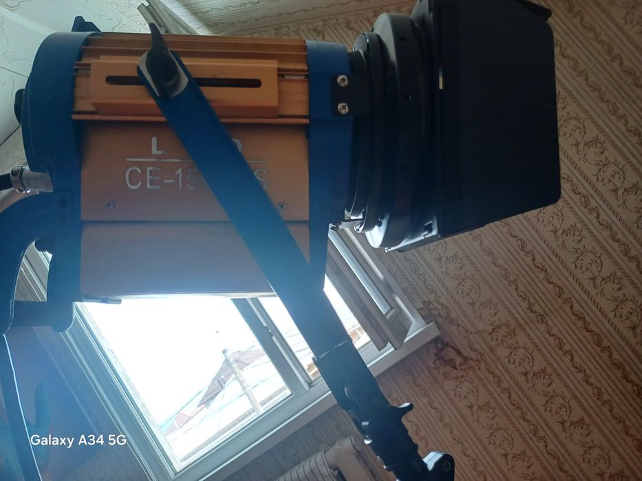 Студийный осветительный стенд