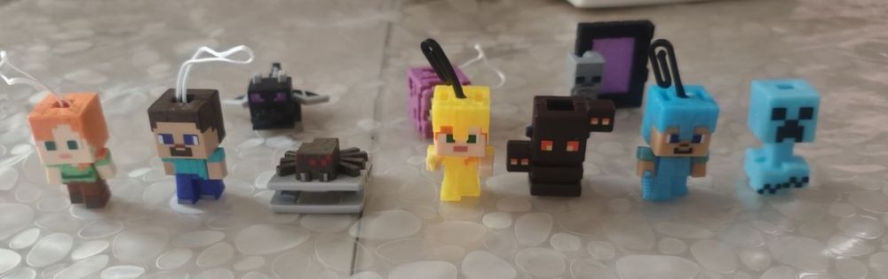 Поменяю эти Kinder Joy  из коллекции Minecraft