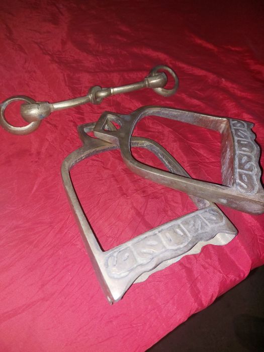 Uzangi va nuxta sotiladi