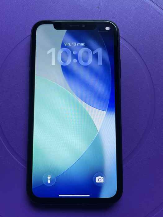 Vând iPhone 11 impecabil liber de rețea