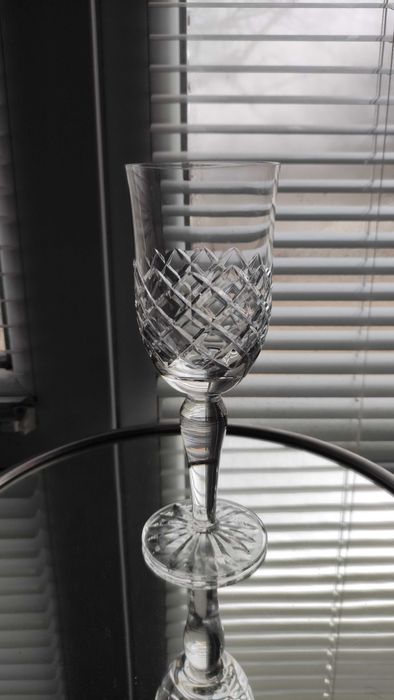 5 бр.масивни кристални чаши за вино с красива  ръчна гравюра