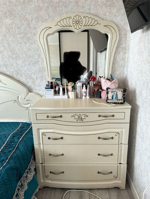 Продам кровать , комод , и 2 тумбы