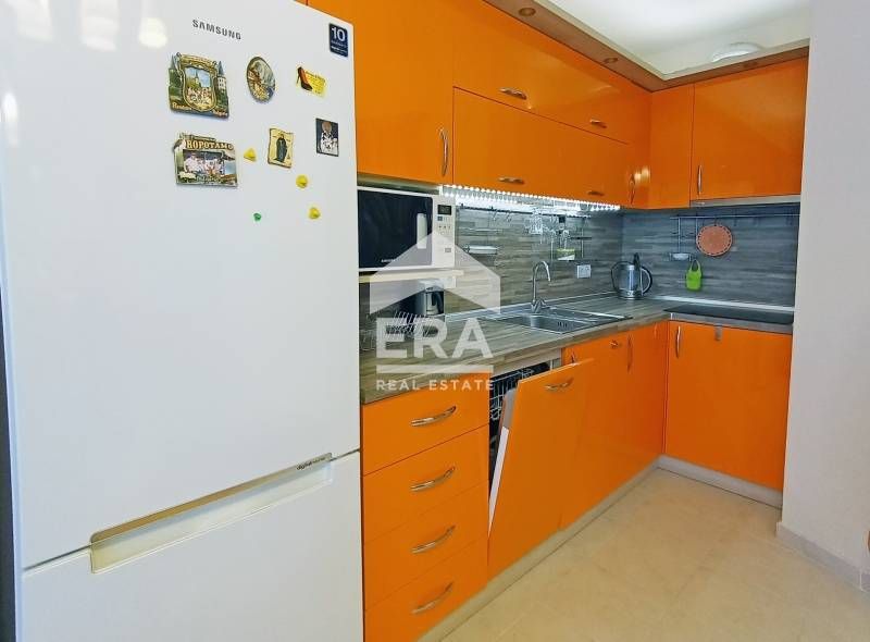 Приятен мебелиран тристаен апартамент в жилищна сграда