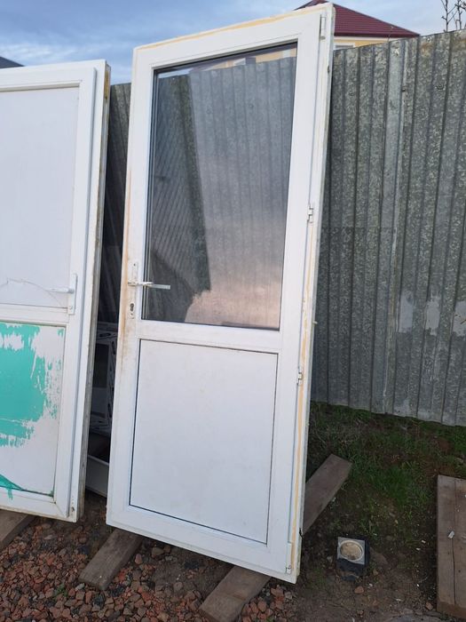Продам пластиковую дверь