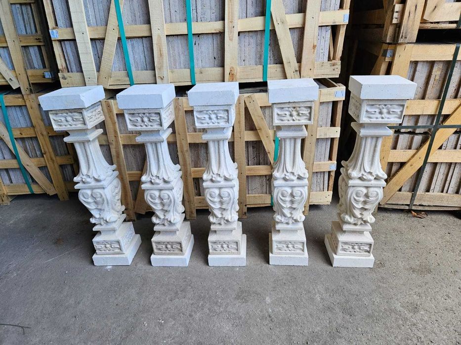 Balustri sculptate din travertin pentru scara exterioara