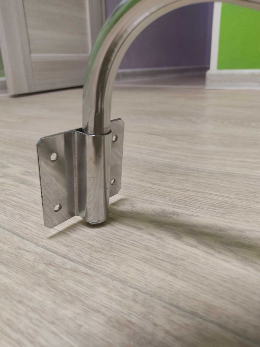 Вешалка металлическая.