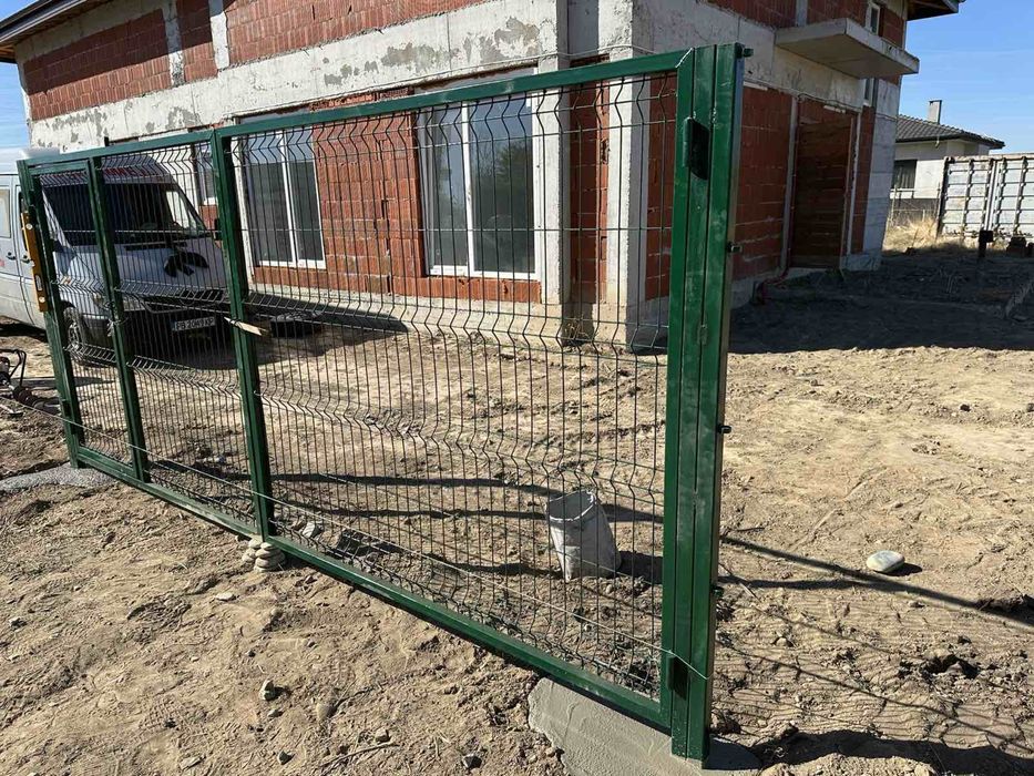 Изграждане на Огради с Метален Профил Тръби Циментови Колове и Мрежа