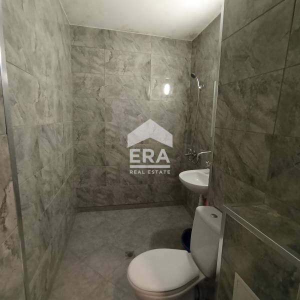 ЕРА Фаворит предлага под наем едностаен апартамент, преустроен на двус