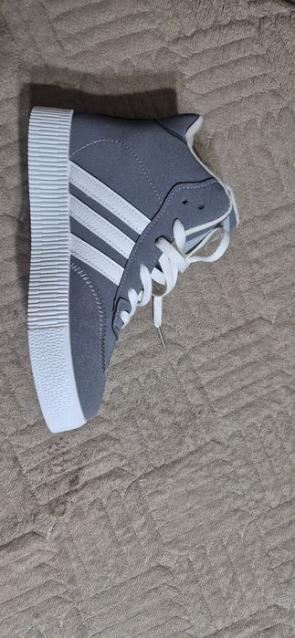 Продаётся ботинки.