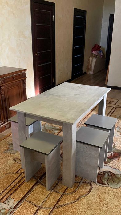 стол + 4 табуреток