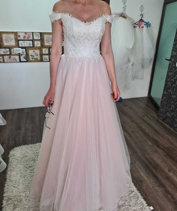 Vand rochie mireasa noua