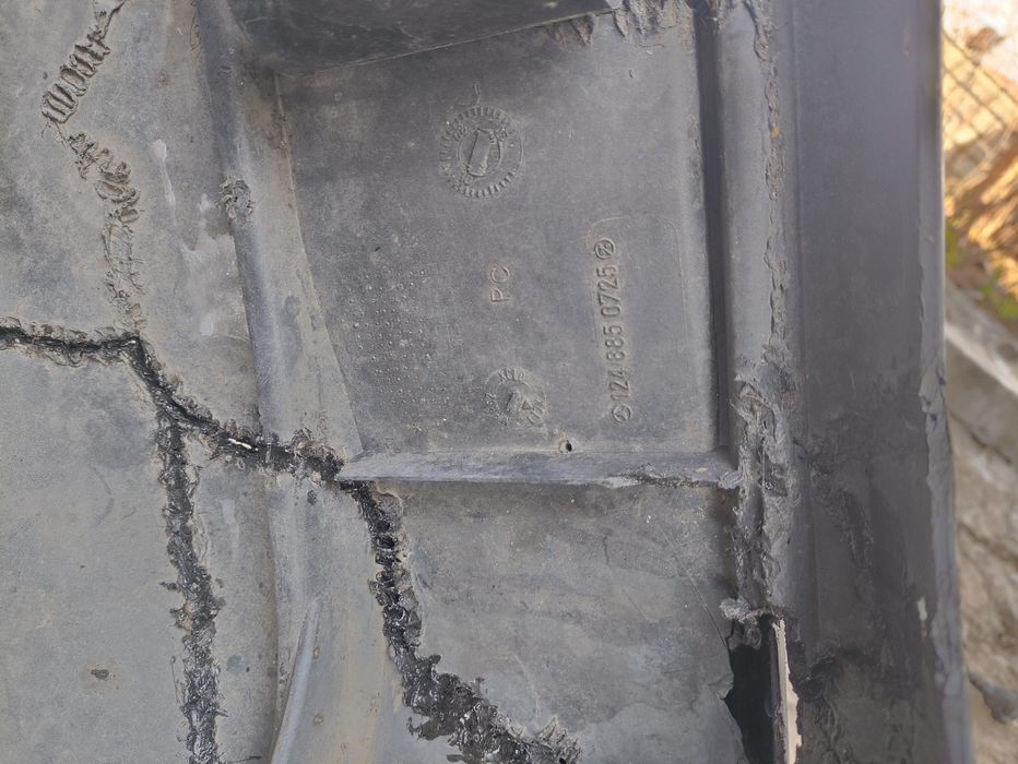 Бампер оригинал 124 Мерседес