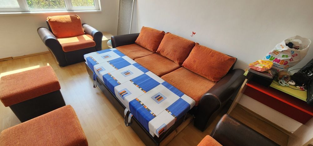 Холов диван в комплект с фотьойли и табуретки