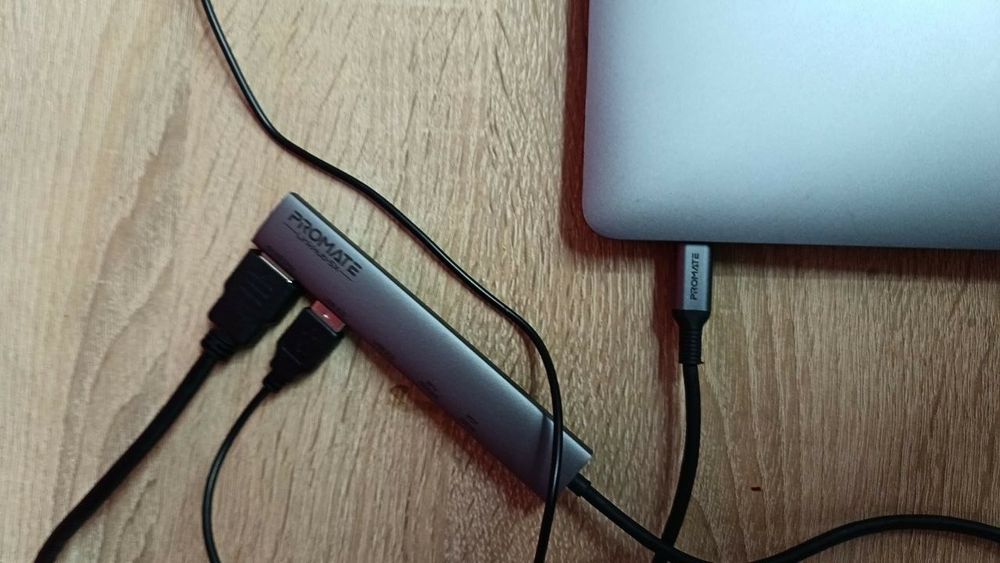 MacBook Pro cu cip M1, 8 GB RAM și 256 GB stocare