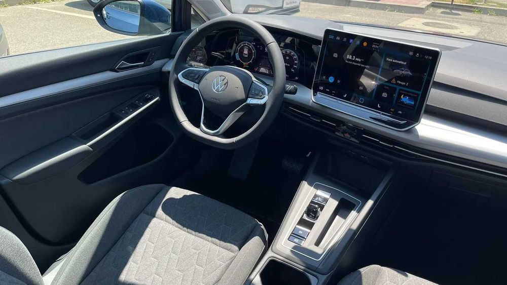 VOLKSWAGEN Golf 2025 — imagine 5