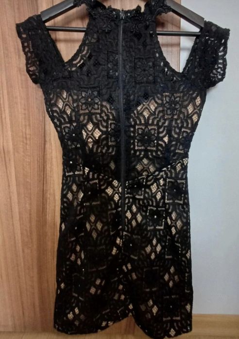 Rochiță elegantă din dantela de la BBY
Are cupa se potrivește și la u