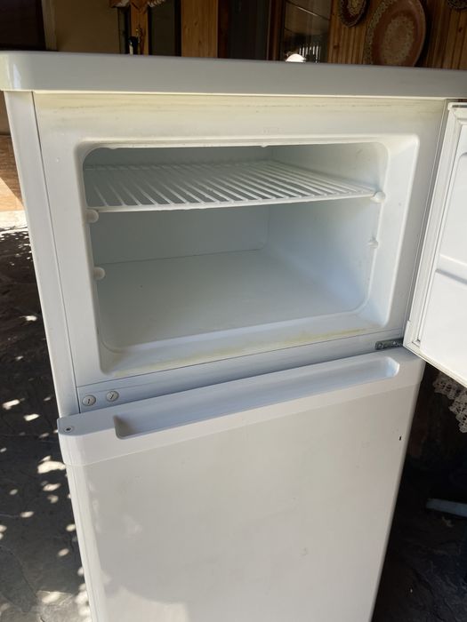 Хладилник с горна камера