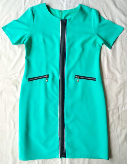 Платье ментолового цвета с карманами "обманками"