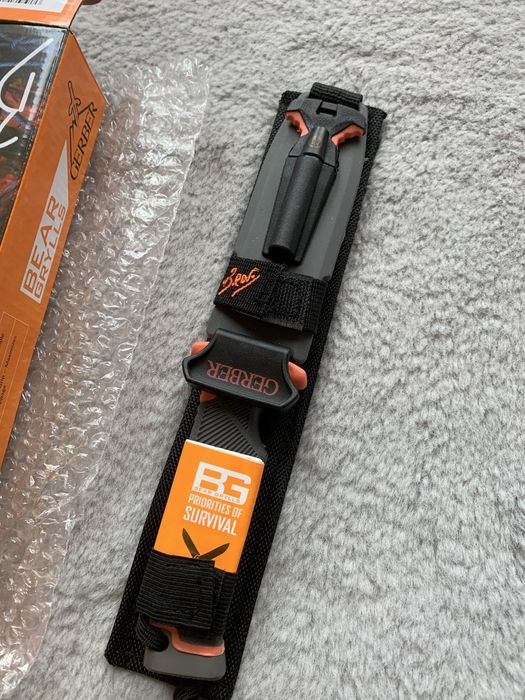 Cutit Bear Grylls pt supravietuire cu amnar de aprins focul