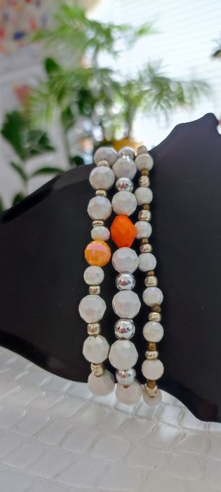 Летни гривни от мъниста бохо бяло черно синьо хендмейд ластични