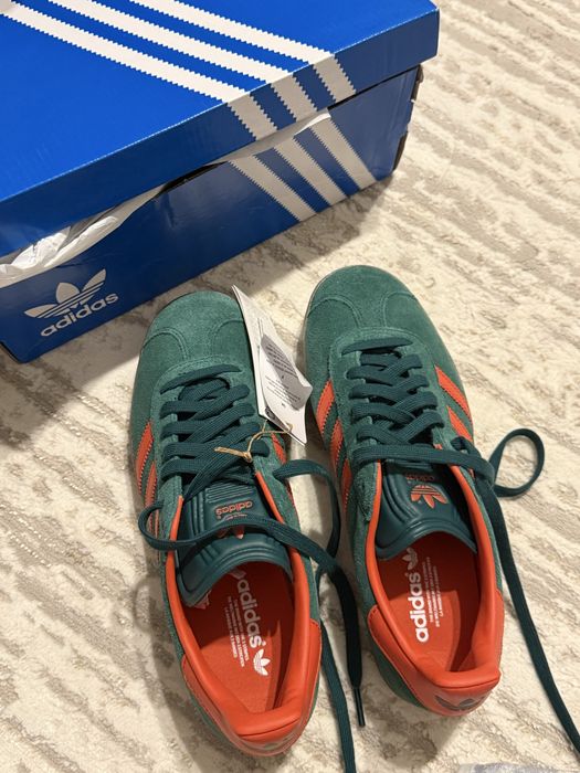 Продам новые кроссовки Адидас