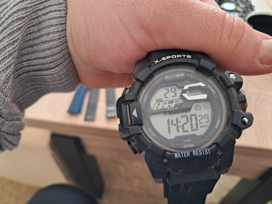 Продавам мъжки ръчен часовник Vacheron Constantin. Часовникът е със ст