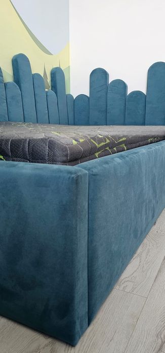 Pat tapițat cu saltea inclusa