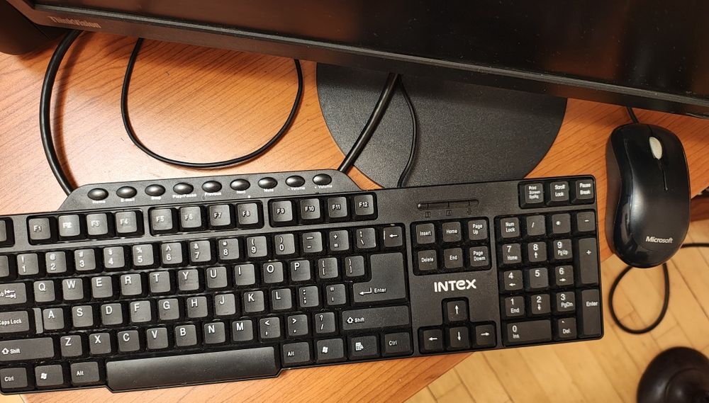 Настолен компютър с монитор