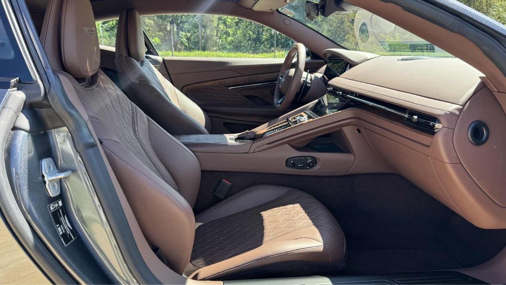 Aston Martin DB12 2024