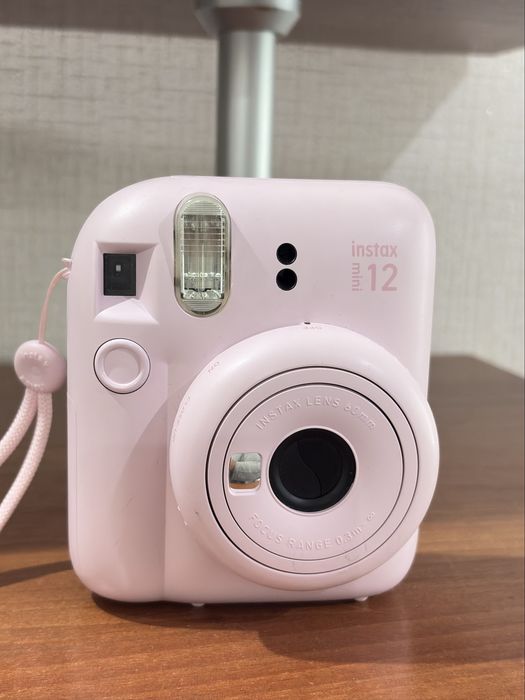 Продам фотоаппарат Instax Mini 12 в отличном состоянии.