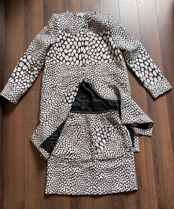 Комплект от леко палто с къса пола Guy Laroche