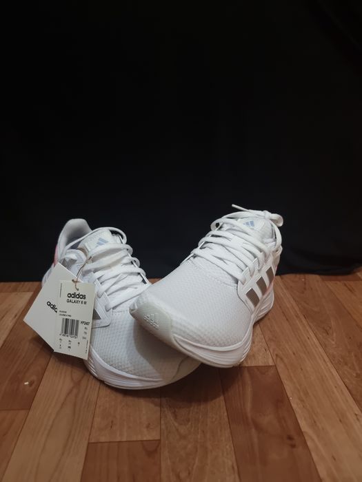 Кроссовки adidas былого цвета