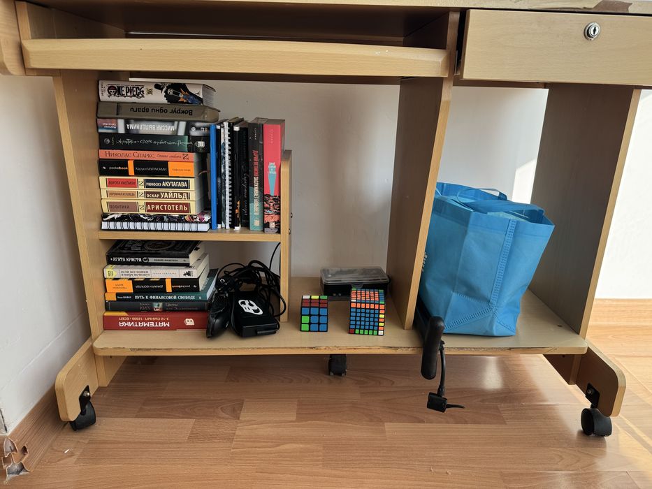 Продам столик для учебы!