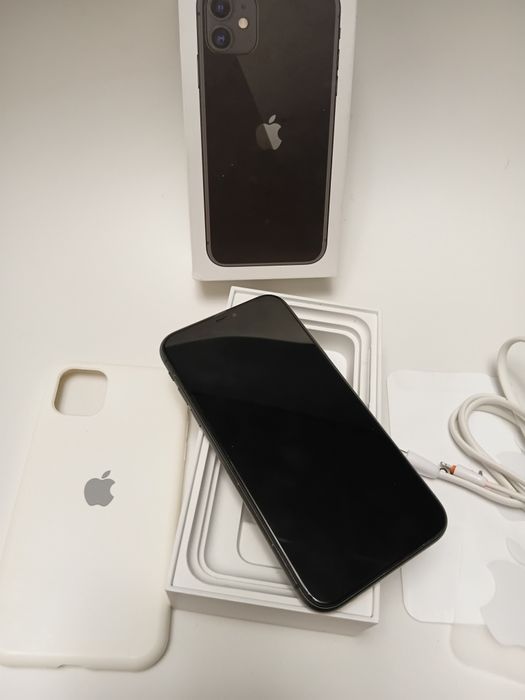 iPhone 11 с документами.