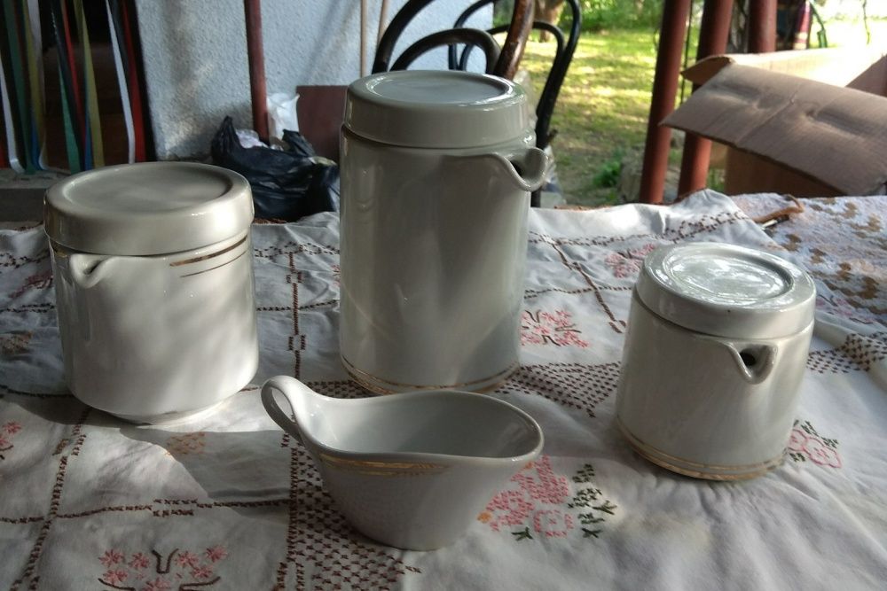 Сервиз за кафе,канички за чай и мляко,