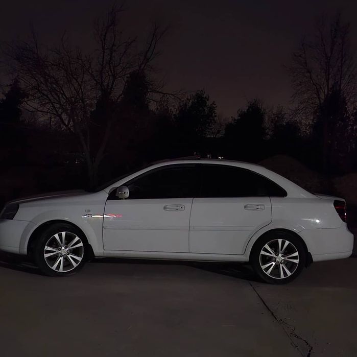 Lacetti 1.6 sotiladi