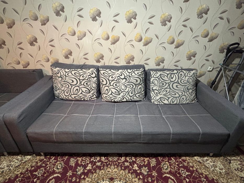Диван тахта с подушками и ковер