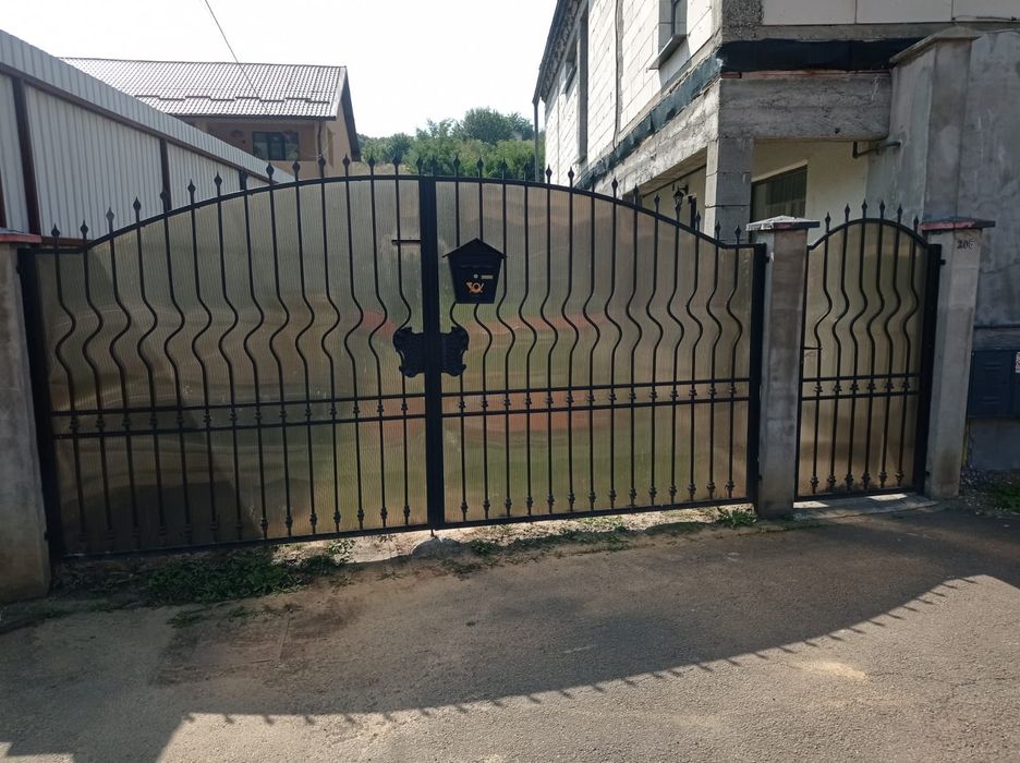 Vând poartă din fier forjat